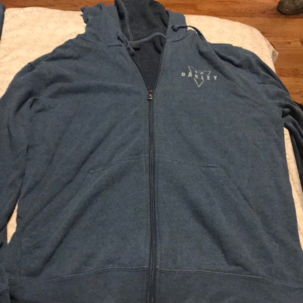 LIKE NEW!!!! Oakley size small zip up - Picture 1 of 3